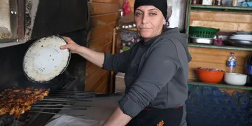 Kebapçılık yaparak evlatlarına umut oluyor