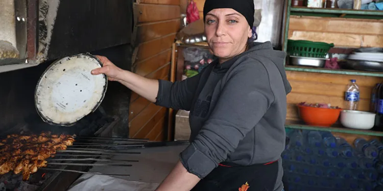 Kebapçılık yaparak evlatlarına umut oluyor