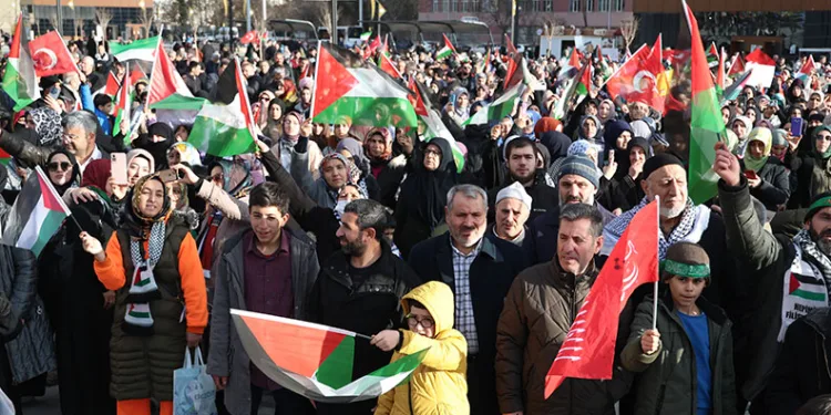 Elazığ’da binlerce kişi Filistin için yürüdü