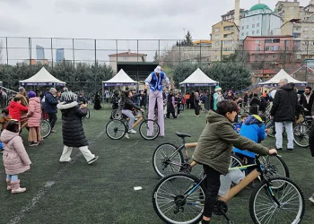 Camiye giden çocuklara bisiklet