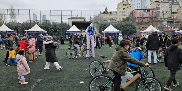 Camiye giden çocuklara bisiklet