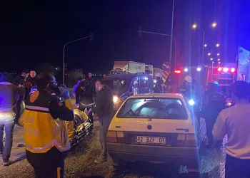 Otomobil ile hafif ticari araç çarpıştı