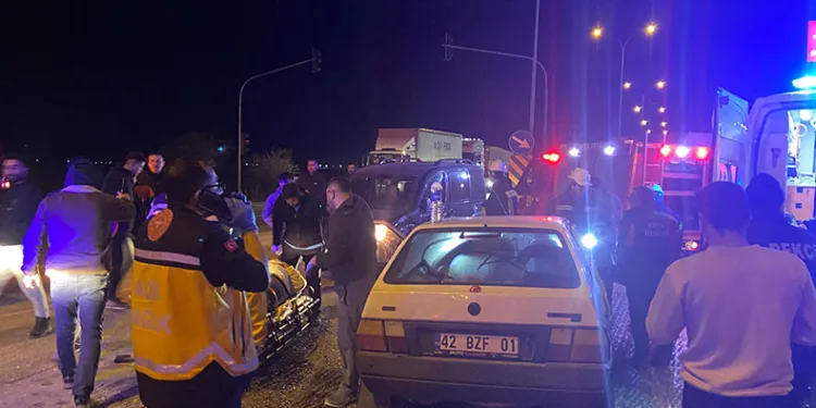 Otomobil ile hafif ticari araç çarpıştı
