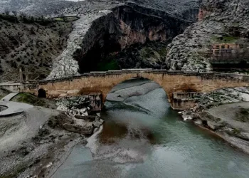 Tarihi köprü depremlere meydan okuyor