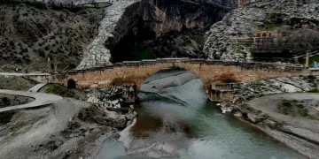 Tarihi köprü depremlere meydan okuyor