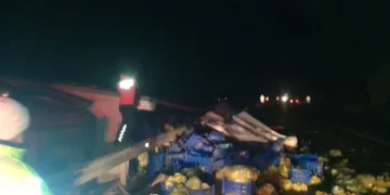 Burdur’da sebze yüklü tır devrildi