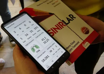 Bursa’da sigara paketini getirene kitap hediye edildi