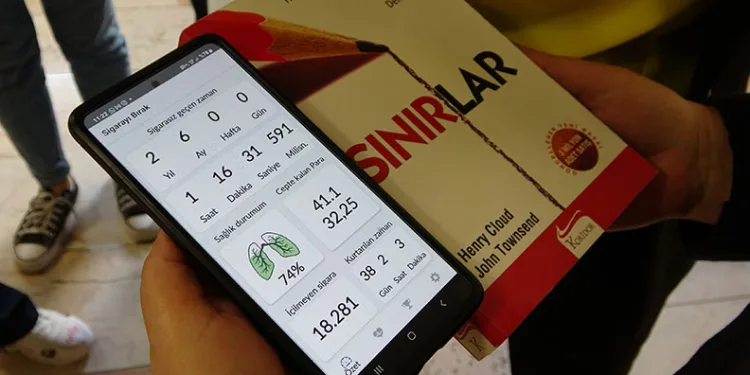 Bursa’da sigara paketini getirene kitap hediye edildi