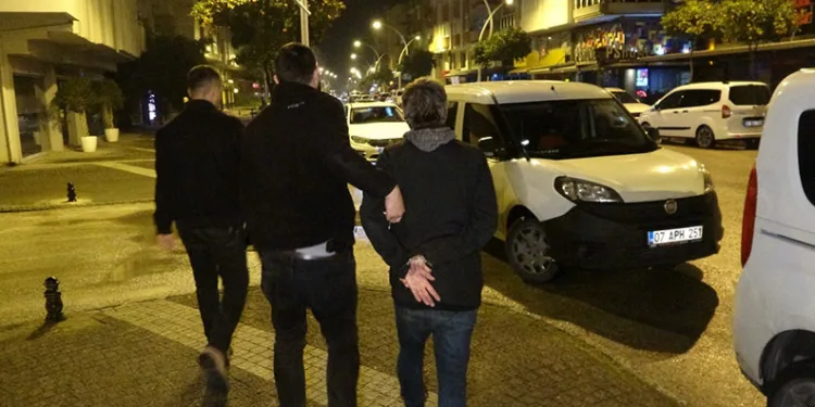 Çalmak istediği ayakkabının içinde evin anahtarını gören hırsız hedef büyüttü