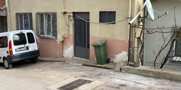 Bursa’da annesiyle tartışan üvey babasını kalbinden bıçakladı