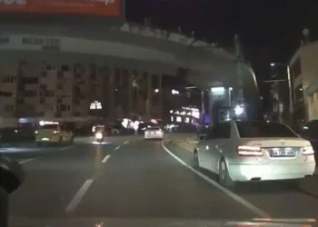 Bursa’da ticari taksi motosikletliye çarptı
