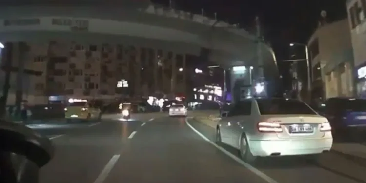 Bursa’da ticari taksi motosikletliye çarptı