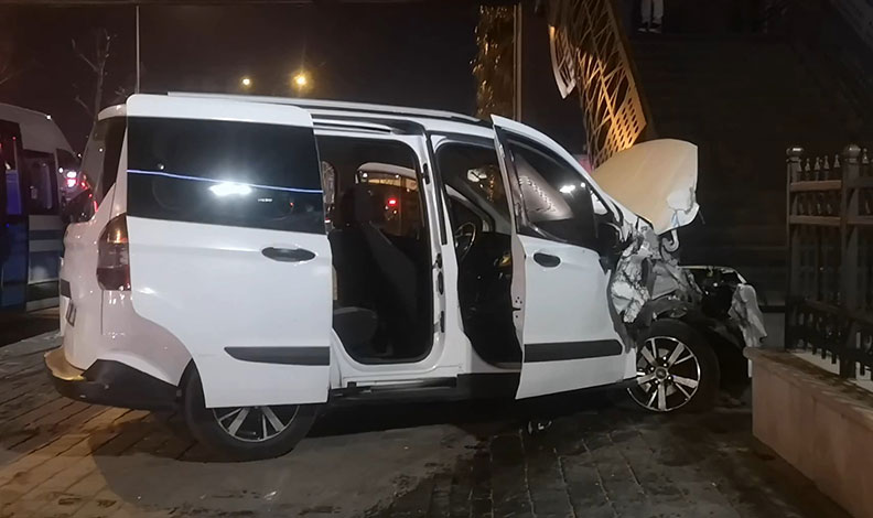 Bursa'da ehliyetsiz sürücü üst geçidin ayağına çarptı