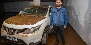 Su dolu otoparka inen vatandaş gördüğü manzaraya inanamadı