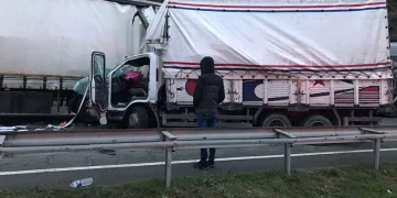 Artvin’de sebze yüklü kamyonet park halindeki tıra çarptı: 2 yaralı