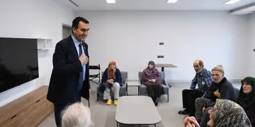 Mustafa Dündar huzurevini ziyaret etti