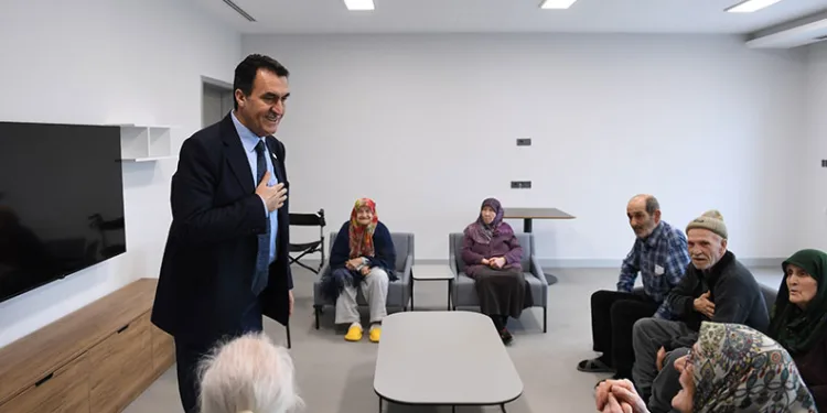 Mustafa Dündar huzurevini ziyaret etti