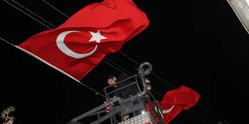 Şehidin baba ocağına Türk bayrakları asıldı