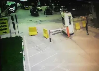Bursa’da yolda yürüyen kızlara araba çarptı