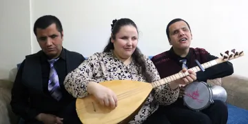 Gözleri görmeyen 3 kardeşin neşesi insanlara umut oluyor