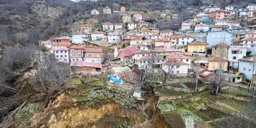 Tokat’ta heyelan nedeniyle ikiye ayrılan köyün ulaşımı için çalışmalar sürüyor