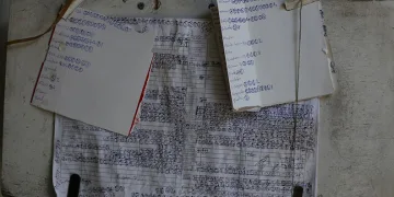 Depremde hayatını kaybeden esnafın hatırasını not listesinde yaşatıyor