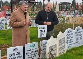 Depremin ilk gününden beri kayıp eşi ve oğlunu arıyor