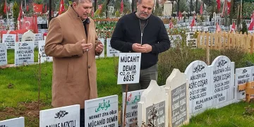 Depremin ilk gününden beri kayıp eşi ve oğlunu arıyor