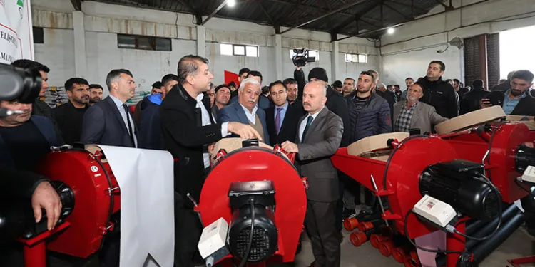 Çiftçilere zirai alet ve ekipman dağıtıldı