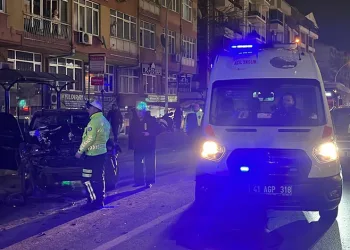 Kocaeli’de bir araç trafik ışıklarında bekleyen otobüse ve otomobile çarptı: 7 yaralı
