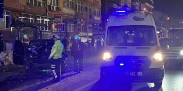 Kocaeli’de bir araç trafik ışıklarında bekleyen otobüse ve otomobile çarptı: 7 yaralı