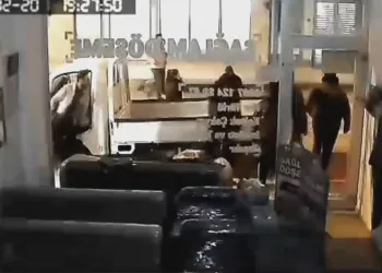 Bursa’da hızla ilerleyen minibüs yolda yürüyen 2 kişiye çarptı