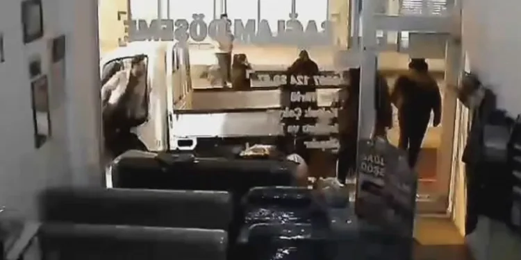Bursa’da hızla ilerleyen minibüs yolda yürüyen 2 kişiye çarptı