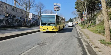 Otobüs hafif ticari araçla kafa kafaya çarpıştı