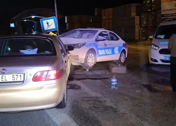 Bursa’da otomobil yol kenarındaki polis oto maketine çarptı