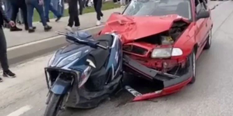 Bursa’da otomobil motosiklete çarptı: 3 yaralı