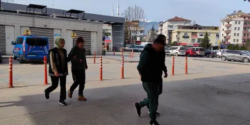 Uyuşturucu taciri sevgililer 1 kilo uyuşturucu ile yakalandı