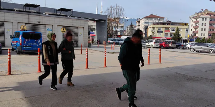 Uyuşturucu taciri sevgililer 1 kilo uyuşturucu ile yakalandı