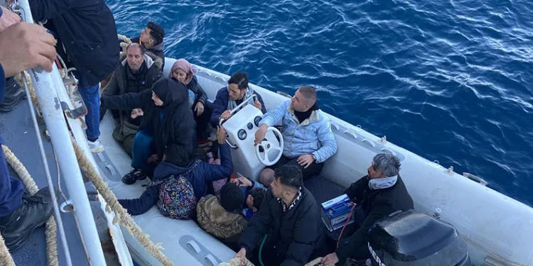 İzmir açıklarında düzensiz göçmen hareketliliği