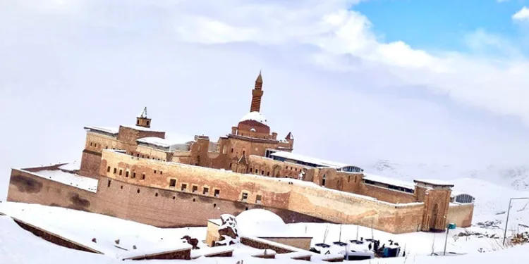 Tarihi saray beyaz örtü altında