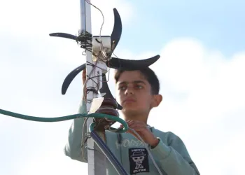Gazzeli çocuk elektrik üretiyor