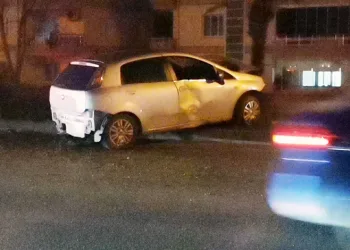 Bursa’da otomobil aydınlatma direğine çarptı
