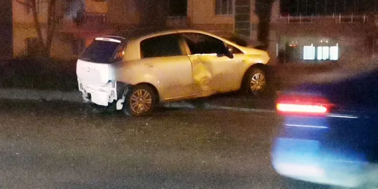 Bursa’da otomobil aydınlatma direğine çarptı