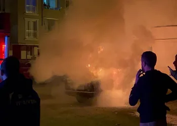 Bursa’da park halindeki araç alev alev yandı