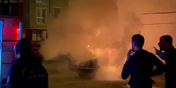 Bursa’da park halindeki araç alev alev yandı