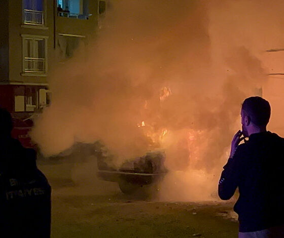 Bursa'da park halindeki araç alev alev yandı