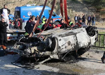 Dere yatağına düşen otomobil alev aldı: 1 ölü
