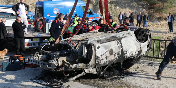 Dere yatağına düşen otomobil alev aldı: 1 ölü