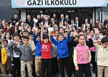 Alinur Aktaş’tan ders başı yapan öğrencilere ziyaret