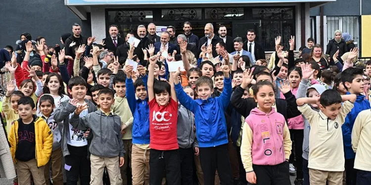 Alinur Aktaş’tan ders başı yapan öğrencilere ziyaret